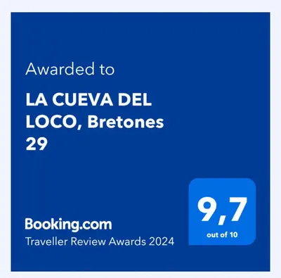 a blue sign that says awarded to la cuvaya del looco detroit at LA CUEVA DEL LOCO, Bretones 29 in Sanlúcar de Barrameda