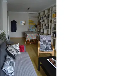 a living room with a couch and a table at Céntrico y amplio apartamento 100% equipado in Jerez de la Frontera