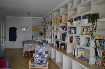 a room with a book shelf filled with books at Céntrico y amplio apartamento 100% equipado in Jerez de la Frontera