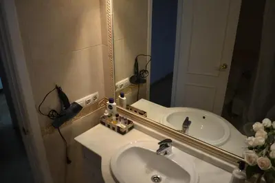 a bathroom with a sink and a mirror at Céntrico y amplio apartamento 100% equipado in Jerez de la Frontera