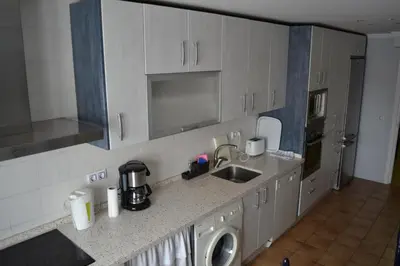 a kitchen with a sink and a washing machine at Céntrico y amplio apartamento 100% equipado in Jerez de la Frontera