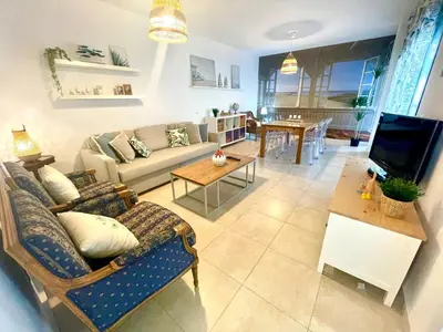 a living room with a couch and a table at GATU PREMIUM El Puerto Centro aire acc, calefacc, wifi, parking y piscina comun Preferente mayores de 25 años y familias 