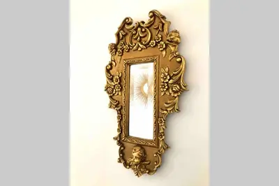 an image of a gold mirror on a wall at GATU PREMIUM El Puerto Centro aire acc, calefacc, wifi, parking y piscina comun Preferente mayores de 25 años y familias 
