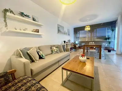 a living room with a couch and a table at GATU PREMIUM El Puerto Centro aire acc, calefacc, wifi, parking y piscina comun Preferente mayores de 25 años y familias 