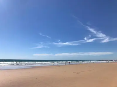 a group of people standing on a beach at Precioso apartamento muy cerca de la playa in Chiclana de la Frontera
