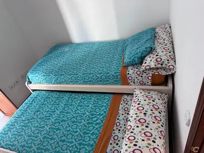 two bunk beds in a room withthritisthritisthritisthritisthritisthritisthritisthritisthritis at Atico padre Aldama centro y con WIFI in Sanlúcar de Barrameda