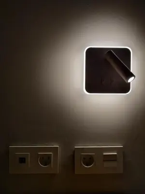a light on the wall of an elevator at GADEIRAS SUITES - Apartamentos Turísticos de 2 llaves in Cádiz
