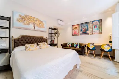 a bedroom with a bed and a couch at Suite Capitán 3 in Cádiz