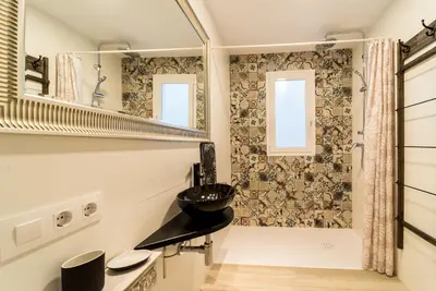 a bathroom with a black sink and a shower at Suite Capitán 3 in Cádiz