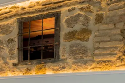 a window in a stone wall with a window grill at Suite Capitán 3 in Cádiz