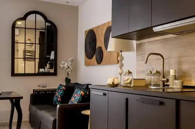 a kitchen and a living room with a couch at Suite Capitán 1 in Cádiz