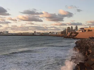 a body of water with a city in the background at Apartamento Puerta al Mar in Cádiz