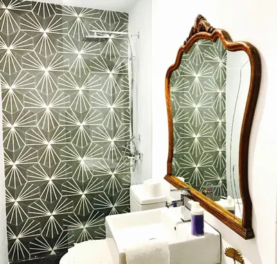 a bathroom with a mirror and a sink at Casa Bolsa43 in Sanlúcar de Barrameda