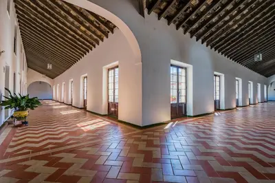 a large hall with windows and a large floor at Apartamento Historico Garaje y WIFI in Sanlúcar de Barrameda