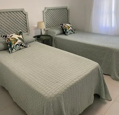 two beds in a hotel room with sidx sidx sidx at NOVO SANCTI PETRI - CASA CON ENCANTO in Novo Sancti Petri