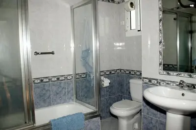 a bathroom with a shower and a toilet and a sink at 300-Meter-bis-zum-Strand-Caracola-Wohnung-mit-Garten in Chipiona
