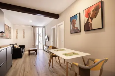 a kitchen and living room with a table and chairs at Apartamento Entrecatedrales in Cádiz