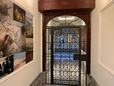 a glass door in a hallway with pictures on the wall at Apartamento Entrecatedrales in Cádiz