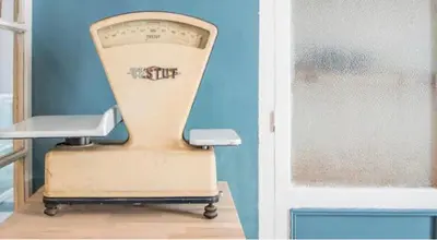 an empty chair in a room next to a door at APARTAMENTO LA MODERNA in Cádiz