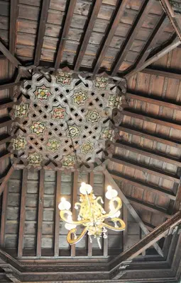 a chandelier hanging from the ceiling of a building at Casa de Lys in Sanlúcar de Barrameda