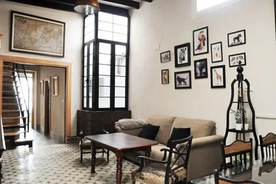 a living room with a couch and a table at Casa de Lys in Sanlúcar de Barrameda