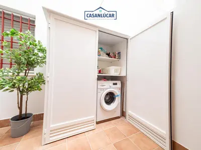 a laundry room with a washer and dryer at Parque Doñana in Sanlúcar de Barrameda