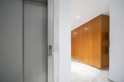 a hallway with a door and a wooden cabinet at Apartamento Animalia in Cádiz
