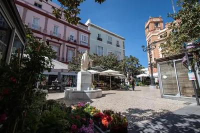 a statue in the middle of a street with buildings at Apartamento Animalia in Cádiz