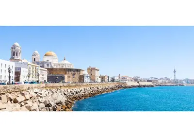 a view of a beach with buildings and the water at Apartamento Nebro Estrella, En el Corazón de Cádiz in Cádiz