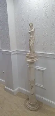 a statue of a woman on a pedestal in a room at Oceanum Visum Spa Deluxe in El Trocadero