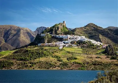 a castle on top of a hill next to a body of water at Apartamentos Coralba - El Escondite de la Bahía in San Fernando