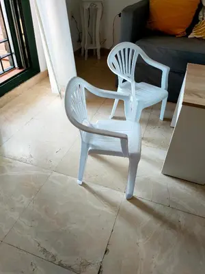 two white chairs sitting in a living room at ALDEA DEL COTO in Chiclana de la Frontera