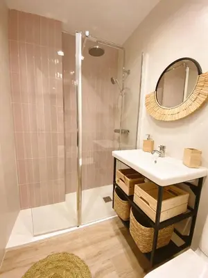 a bathroom with a sink and a shower at SibsSanlucar MARITIMO-1ª Linea de Playa in Sanlúcar de Barrameda