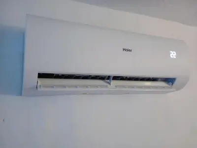 a ceiling mounted air conditioner in a room at Casa Jaruf CENTRO HISTÓRICO Parking Gratuito Patio petfriendly in Arcos de la Frontera