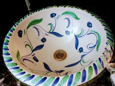 a plate with blue flowers painted on it at Casa Jaruf CENTRO HISTÓRICO Parking Gratuito Patio petfriendly in Arcos de la Frontera