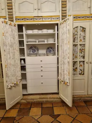a kitchen with white cabinets and blue dishes on shelves at VACACIONES DE LUJO.CHALET PISCINA Y PLAYA.EL PUERTO in El Puerto de Santa María