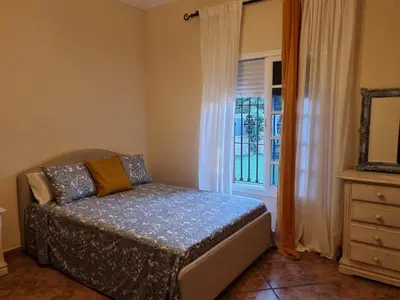 a bedroom with a bed and a window at VACACIONES DE LUJO.CHALET PISCINA Y PLAYA.EL PUERTO in El Puerto de Santa María