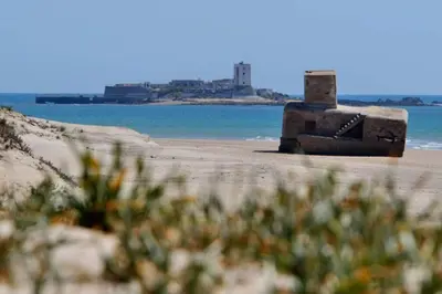 a stone structure on the beach with the ocean in the background at Casa en zona tranquila y cerca de playa virgen in San Fernando
