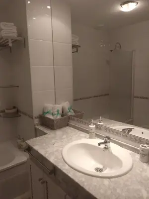 a bathroom with a sink and a mirror at Casa en zona tranquila y cerca de playa virgen in San Fernando