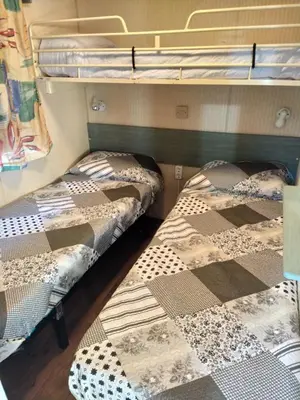 two bunk beds in a room with at Residencial Robles in Sanlúcar de Barrameda