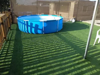 a blue tub sitting on top of a green yard at Residencial Robles in Sanlúcar de Barrameda