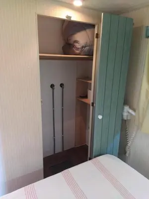 a room with a bed and a green door at Residencial Robles in Sanlúcar de Barrameda