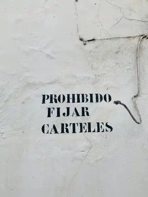 a writing on the side of a white wall at Casa Miguel - Apartamento 3 in Sanlúcar de Barrameda