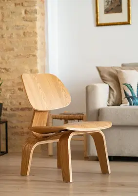 a wooden stool in a living room with a couch at Casa Miguel - Apartamento 2 in Sanlúcar de Barrameda