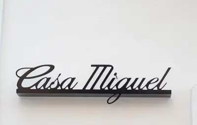 a sign that reads casa miel on a wall at Casa Miguel - Apartamento 4 in Sanlúcar de Barrameda