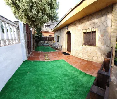 a yard with green grass and a building at GirasolesV in Sanlúcar de Barrameda