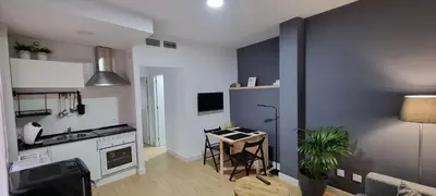 a kitchen with a small table in a room at Allo Apartments Francos I Centro 2 Habitaciones in Jerez de la Frontera