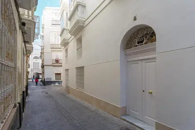 an empty street with a white building with a door at Apartamento El NOBLE by Cadiz4Rentals in Cádiz