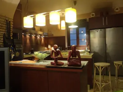 two dolls sitting on a counter in a kitchen at habitacion en casa kenya in Jerez de la Frontera