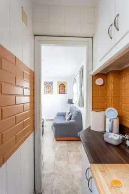 a kitchen and living room with a couch in a room at Apartamento Encanto Gaditano con Terraza by Cádiz Time in Cádiz